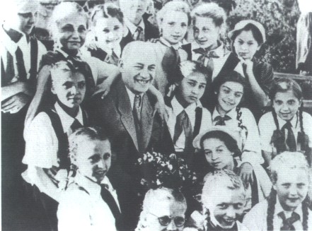 И.О.Дунаевский среди пионеров 1954 год.