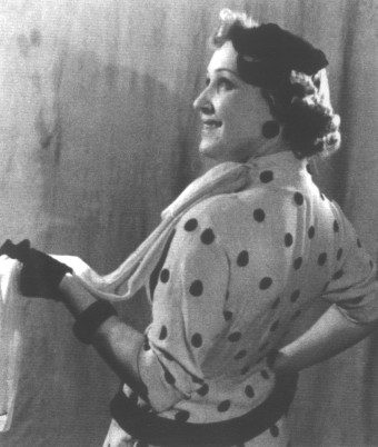 Лариса (И.Муштакова). Сцена из спектакля "Белая акация" в постановке Московского театра оперетты. 1959 г.