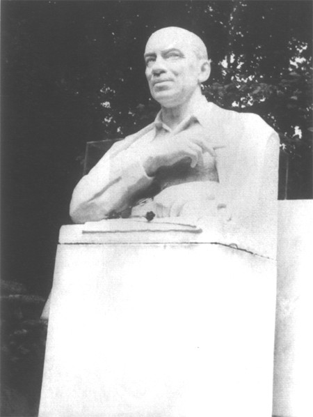Памятник И.О.Дунаевскому в Москве, на Новодевьичем кладбище. Фото Л.Старенченко. Середина 1960-х годов.