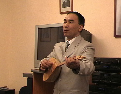 Поёт Каиртас Каббасов, сотрудник Дома-музея Майры Шамсутдиновой