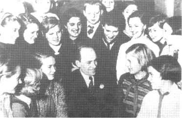 И.О.Дунаевский среди своих юных поклонников. 1938 г.