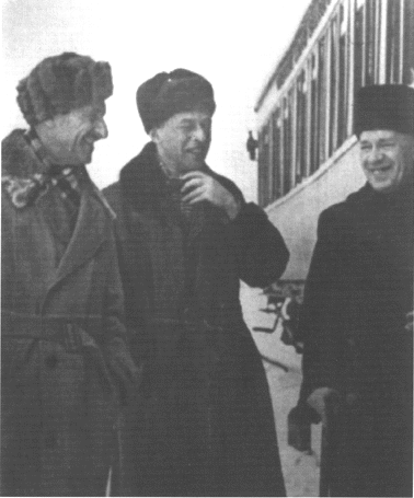 Сатирики В.Дыховичный и М.Слободской провожают Дунаевского из Риги в Москву. 1954 г.