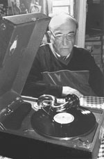 Наум Григорьевич любит прослушивать старые мелодии